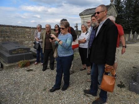 Avec Michel Vidal ( descendant de Camélinat ) au cimetière de Mailly la Ville
